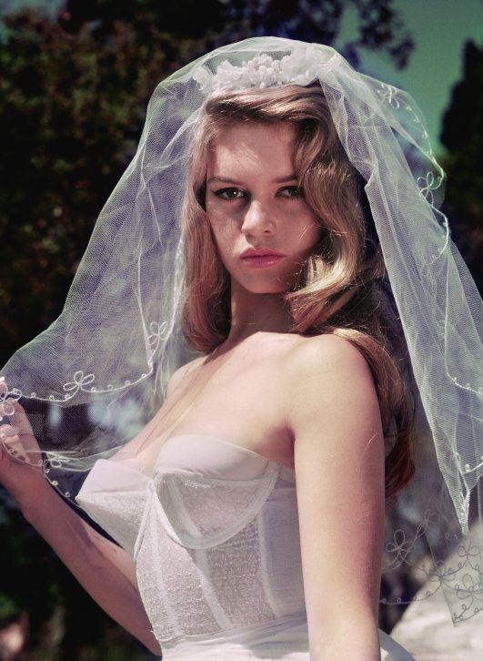 Milyen tényezők befolyásolhatják az esküvői ruha árak alakulását?